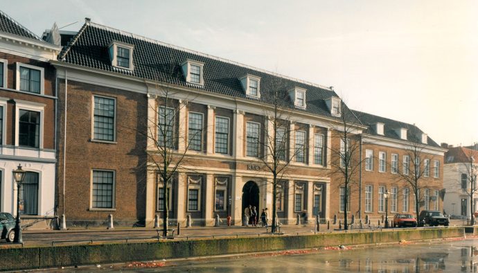 2.Voorgevel-Rijksmuseum-van-Oudheden-Leiden